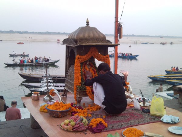 Ofrendas en el Ganges Varanasi