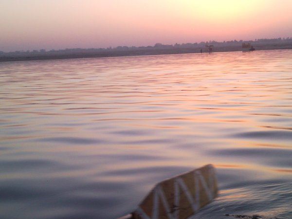 antes de amanecer en Varanasi ganges