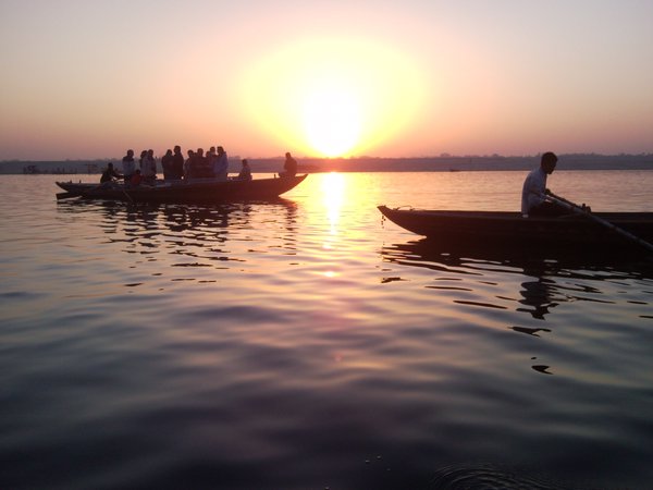 amanecer en barca por el Ganges (06:15)