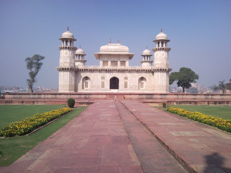 Mausoleo de Itimad-U, primero en marmol hecho antes que el Taj 