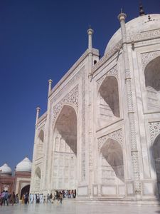 Personas entrando a Mausoleo ayudan a ver tamano real del Taj