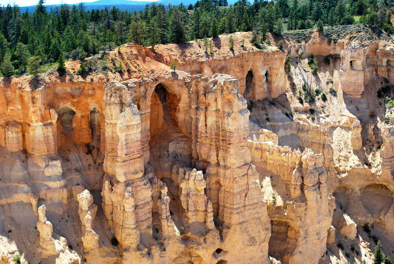 Bryce - Castle in the walls of the Cliff