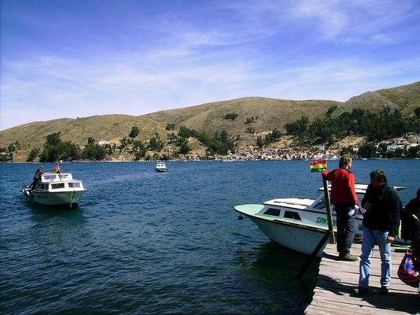 Traversée du Lac Titicaca en petit bateau pour nous en plateforme pour le bus