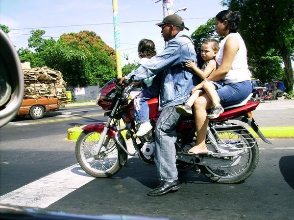 Une famille a moto