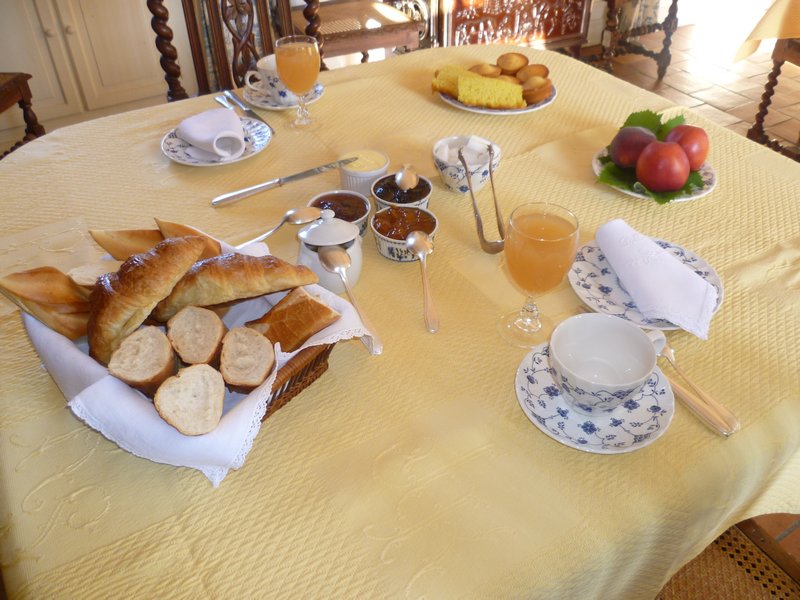 Brekkie at le Chateaux (paying guests only!)