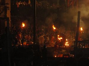Varanasi Buring Ceremony am Ganges...