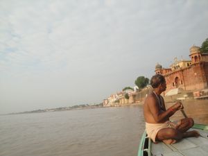 Mit dem Boot entlang der Gaths in Varansi