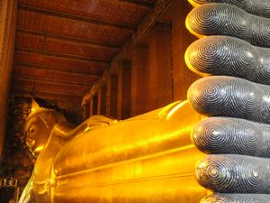 Lying Buddha - riesige Statue aus Gold
