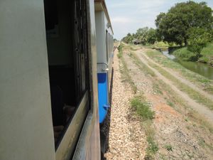 35 der Zug los tuckelt nach Kanchanaburi - back to nature