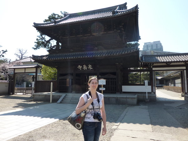 Beth in front of Sengakuji temple