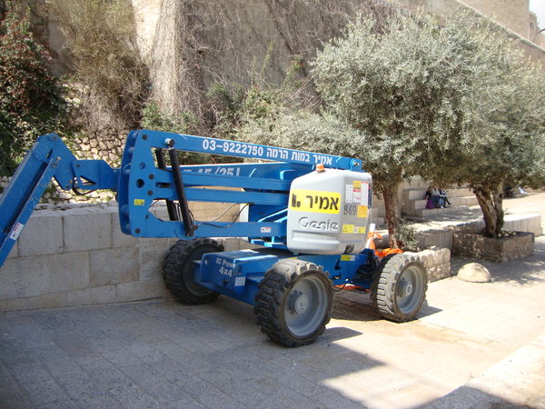Genie lift in Jerusalem