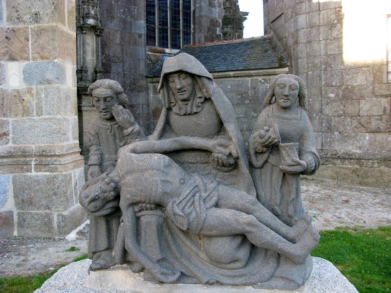 Statue beside “Église Saint-Suliau”, inside “L’Enclos Paroissial”