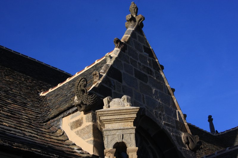 Bestial statuary near the entrance to  “Église Saint-Suliau”