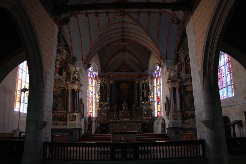 Main altar in "Église Saint-Suliau"
