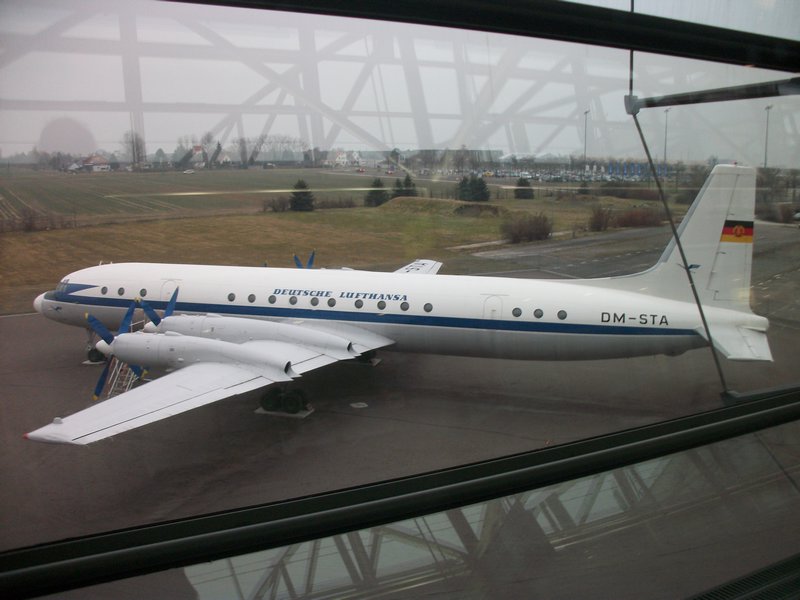 Flugzeug aus der DDR vor dem Leipzoger Flughafen