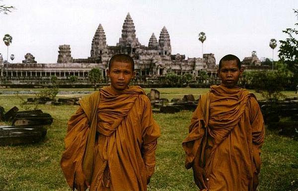 novice monks, angkor wat