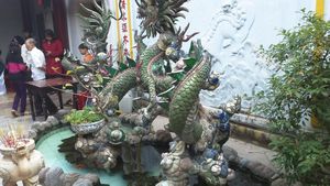 dragon inside temple