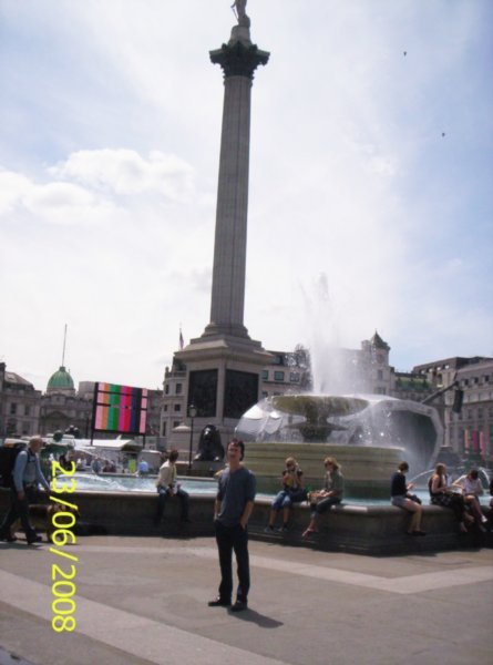 Lee with Nelson's column in the background
