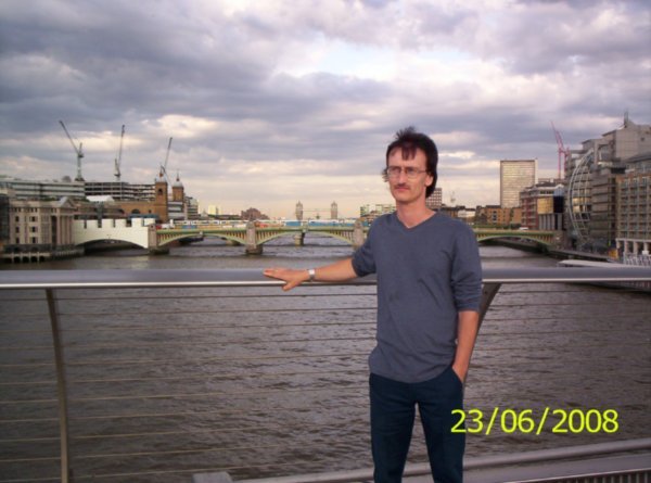 Lee looking over the Thames from the Jubilee Bridge
