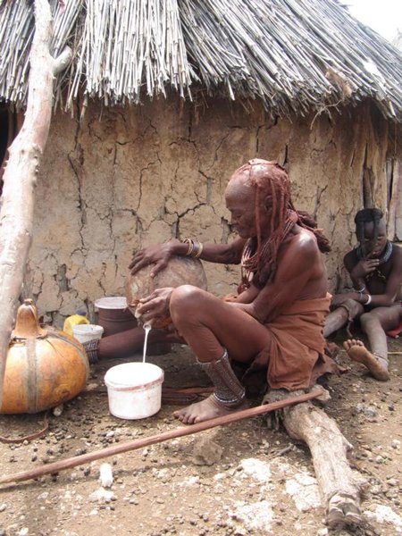 Himbafrau mit Sauermilch