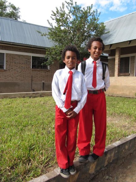 Chima und Nnamdi in Schuluniform