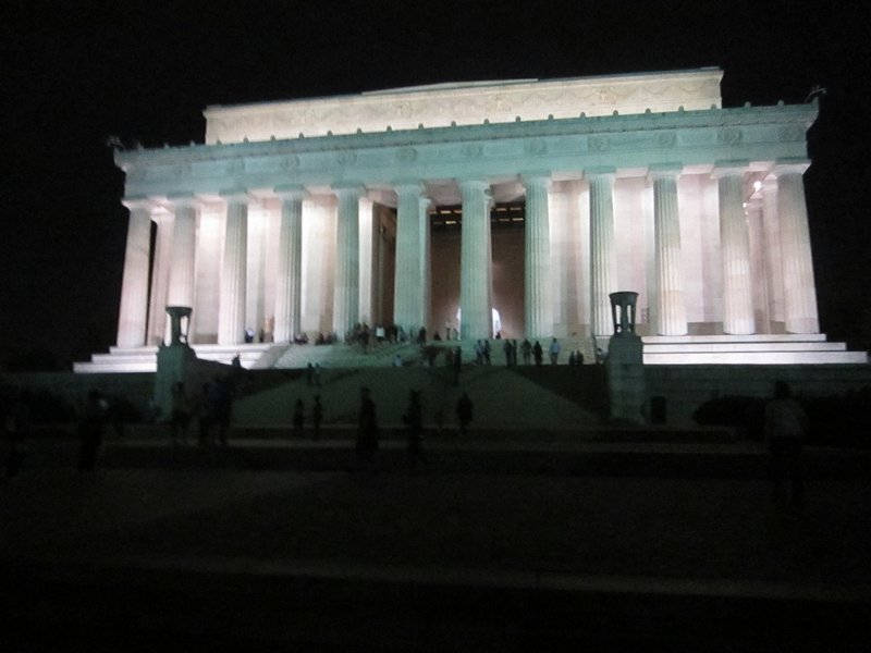 Lincoln monument at night