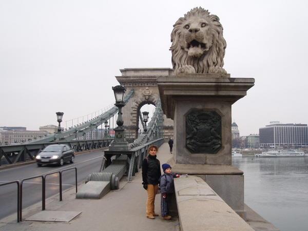 Los leones del puente