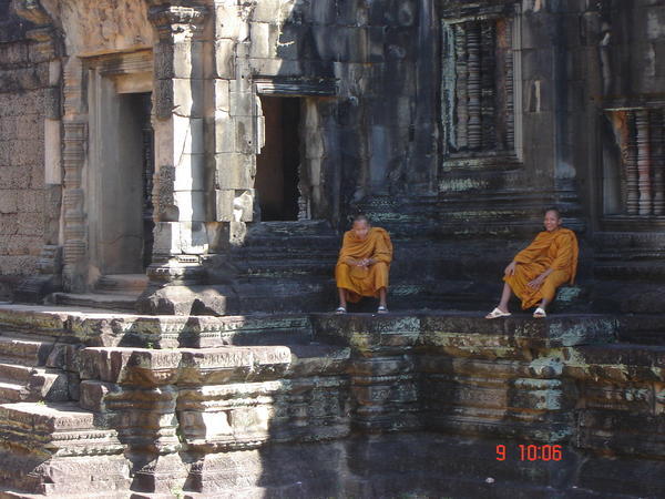 Monks at Banteay Samre