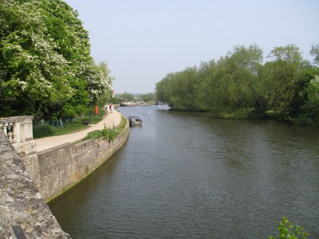 thames river walk at oxford