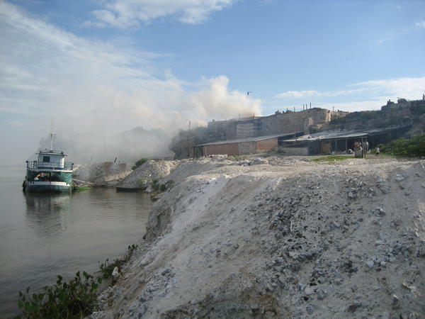 Usine de ciment sur la fleuve Paraguay