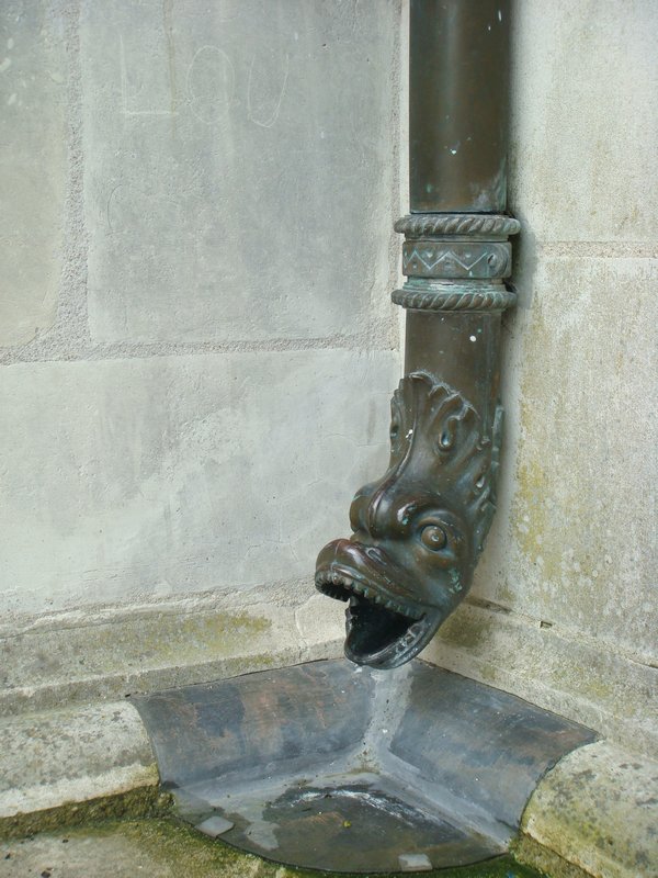 Detailed drownpipe