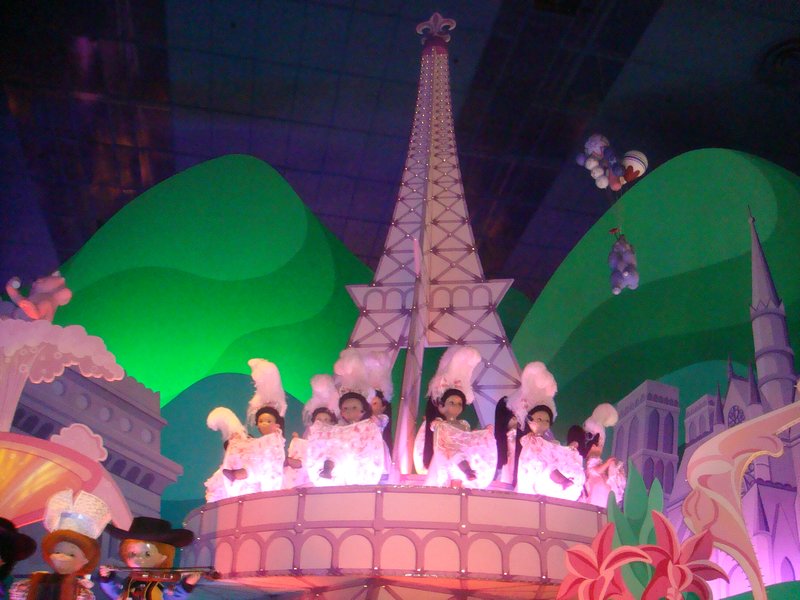 cute aminations in "It's a small world"