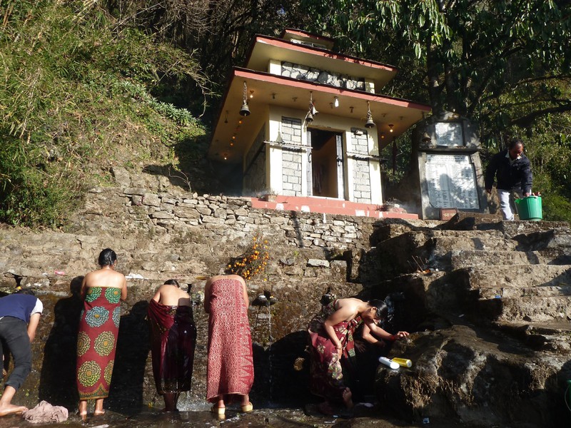 Washing at the seven sacred spouts in the morning of the Maghe Sankrati festival