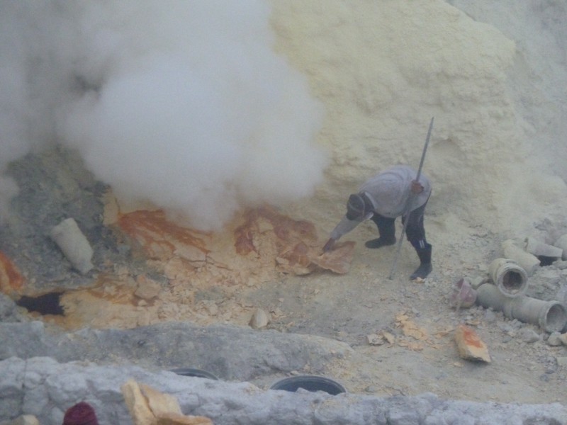 Chipping off freshly solidified sulphur using a crowbar