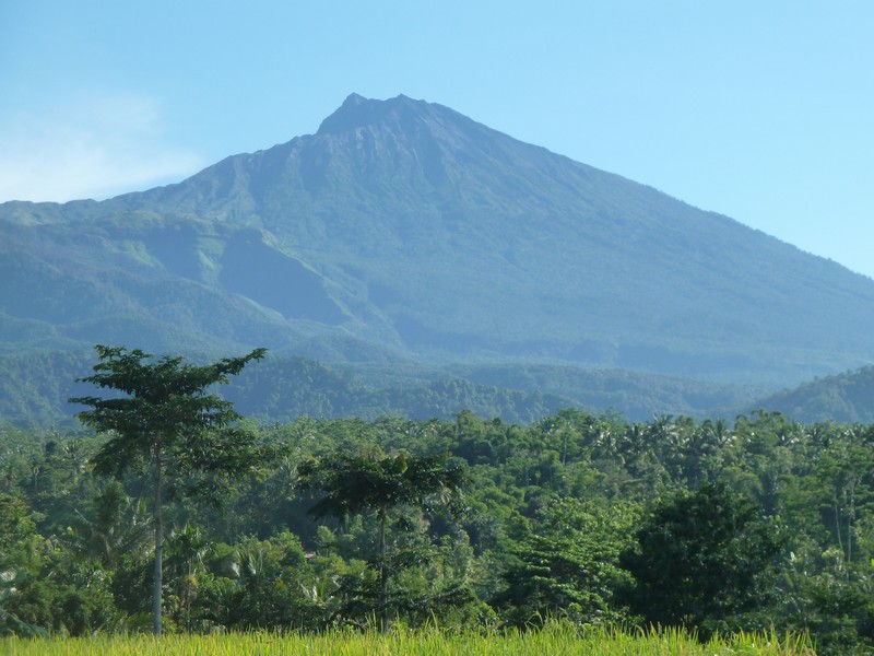 Gunung Runjani in the clear morning air