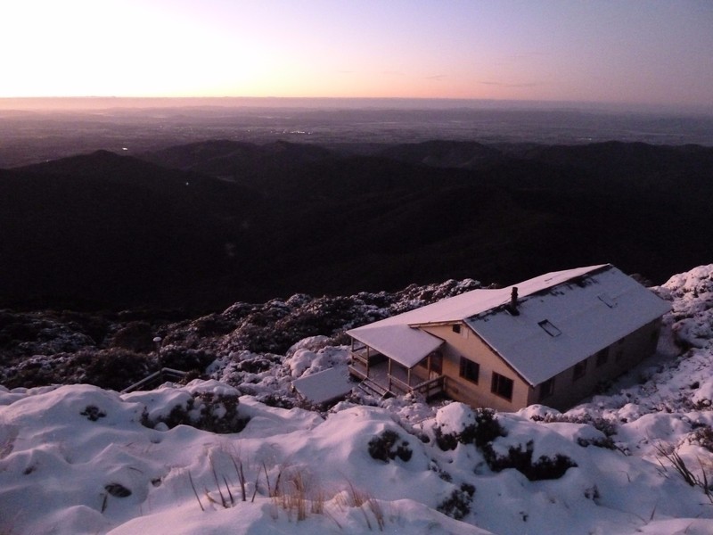 Sunrise over Powell Hut on Mount Holsworth