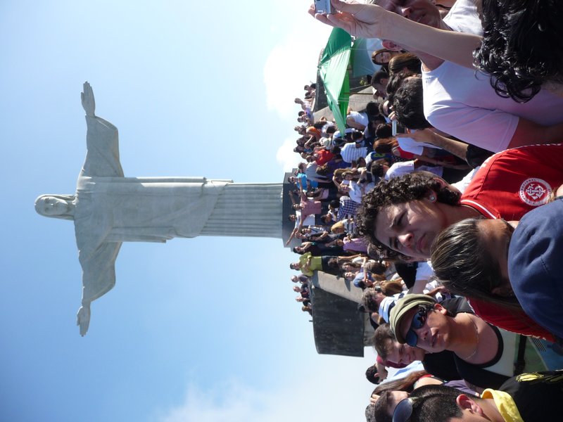 Jesus i selskab af en koedrand af turister