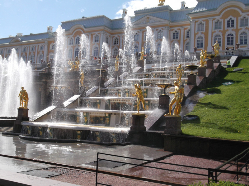 Stylish palace and gardens (Peterhof; Russia)