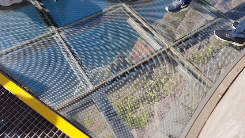 Een glazen loopbrug boven de 580 meter hoge afgrond