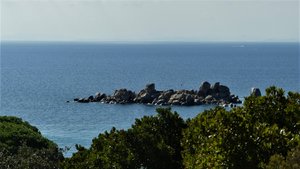De zuidoostkust: in de verte vaag Sardinië