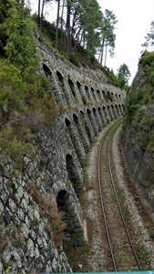 Smalle doorgang tussen de rotsen voor de trein