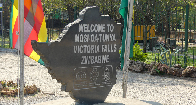 Uitstap naar de Victoria Falls in Zimbabwe  /   Mosi-oa-Tunya (Letterlijk vertaald: de rook die dondert)