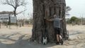 Even de enorme Baobab (the attitude tree) huggen
