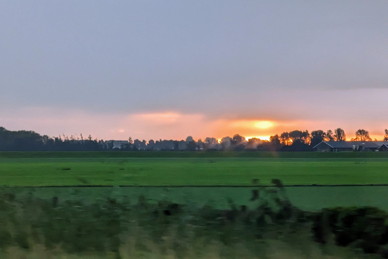Mooie zonsopgang onderweg naar Drenthe