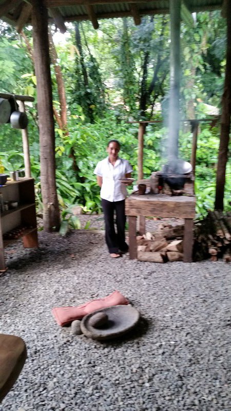 Indiaanse vrouw, zij maakt de cacao klaar op ouderwetse wijze.