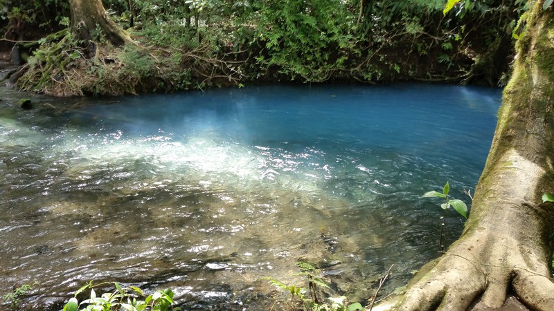 Hier stroomt het water over het punt waar de chemische reactie plaatsvind, rechtsboven gaat de rivier blauw verder!