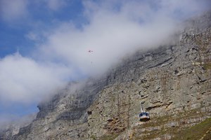 De kabelbaan en een helikopter die iemand van de berg haalt