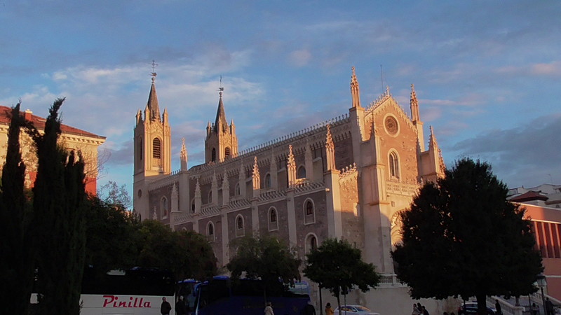 Kerk in de ondergaande zon. (tegenover het Prado)