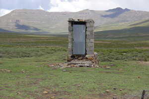 Toilet achter het dorp