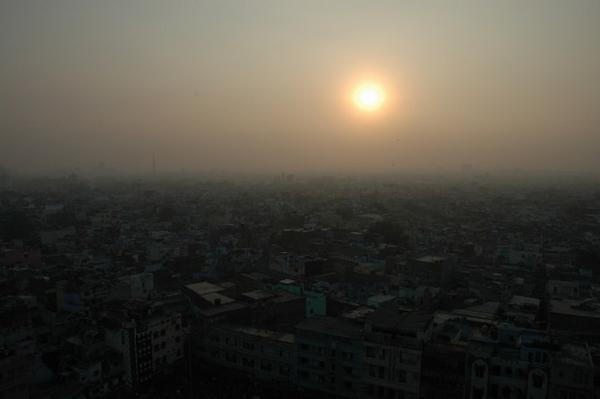 Sun starts to set over smoggy Delhi
